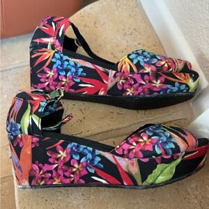 Brand new Toms floral pattern platform wedge